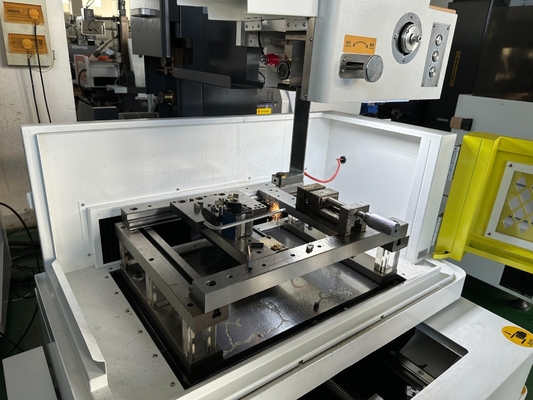 Μηχανή CNC για την κοπή καλωδίων με σπινθήρα D320c με σερβοκινητήρα και ηλεκτρική εκφόρτιση