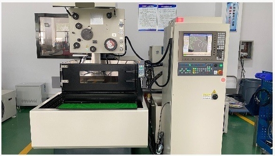 Υψηλής ακρίβειας σπινθήρα εργασία CNC EDM μεταξένιο σύρμα κοπής μηχανή SWE85SL για τον πελάτη