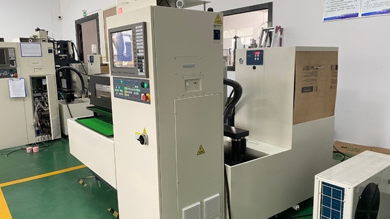 Υψηλής ακρίβειας σπινθήρα εργασία CNC EDM μεταξένιο σύρμα κοπής μηχανή SWE85SL για τον πελάτη
